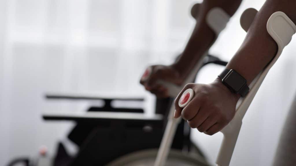 Illustrasjonsbilde, mann med krykker